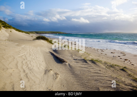 Blick von den Dünen auf West Küste von Berneray in Richtung North Uist in der Western Isles of Scotland Stockfoto