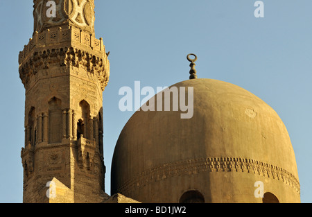 Kuppel und Minarett der Madrasa Khanqah der Sultan al Zahir Barquq im islamischen Kairo Ägypten Stockfoto