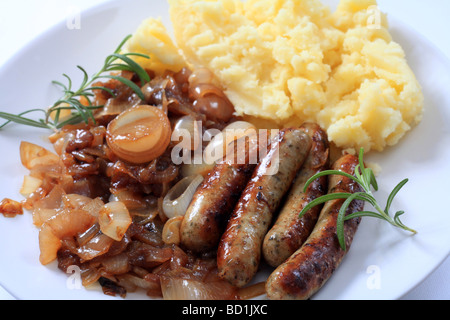 Traditionelle britische zeitgenössisch gebratene Wurst mit Zwiebeln und Kartoffelpüree Stockfoto