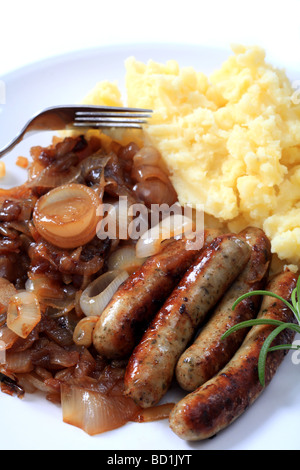 Traditionelles englisches gebratene Würstchen und Kartoffelbrei, bekannt als Bangers und Mash serviert mit gebratenen Zwiebeln Stockfoto