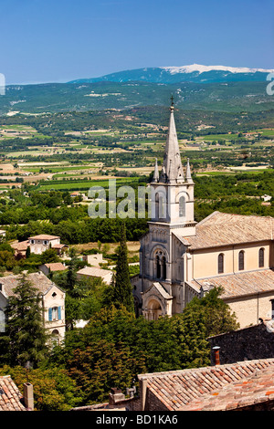 Eglise du Bas-Kirche in Bonnieux mit Mont Ventoux, Provence Frankreich Stockfoto