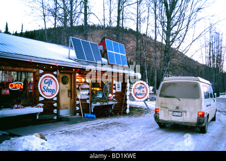 Solar Power Panels Service Tankstelle und Coffee Shop am Tetsa Fluss entlang Alaska Highway Norden von British Columbia Kanada Stockfoto