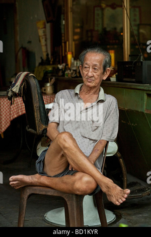 Mann auf Stuhl malaysia Stockfoto