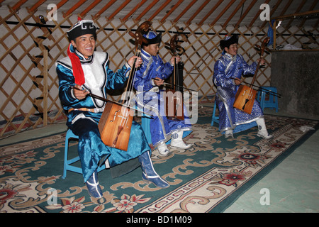 Mongolischer Musiker spielen Morin Khuur und tragen traditionelle Kleidung, Mongolei Stockfoto