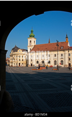 Rumänischen Sibiu Rathaus und römisch-katholische Kirche der Heiligen Dreifaltigkeit Turm an der Piata Mare Platz Fußgängerzone plaza Stockfoto