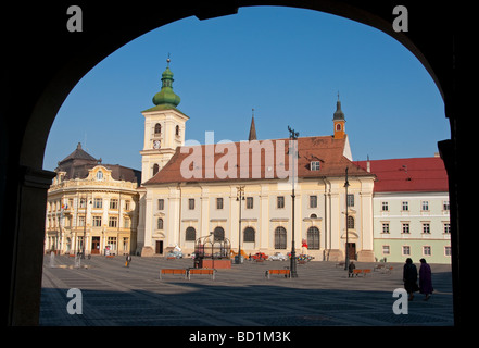 Rumänischen Sibiu Rathaus und römisch-katholische Kirche der Heiligen Dreifaltigkeit Turm an der Piata Mare Platz Fußgängerzone plaza Stockfoto