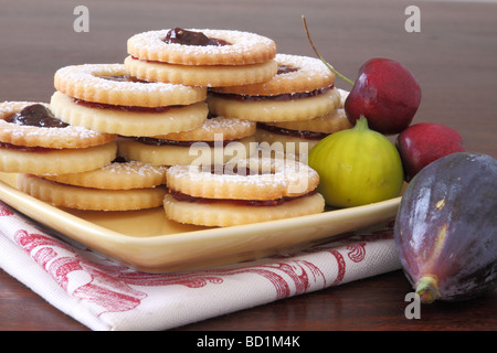 Marmelade mit Kirschen und Feigen-Sandwich-Plätzchen. Stockfoto