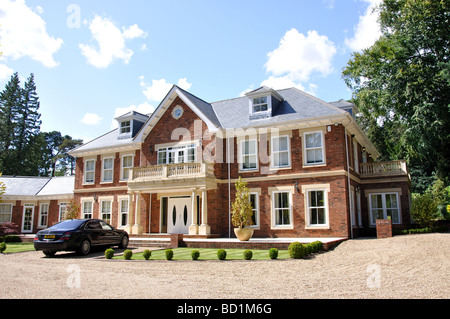 Großes freistehendes Haus, Christchurch Road, Virginia Water, Surrey, England, Vereinigtes Königreich Stockfoto