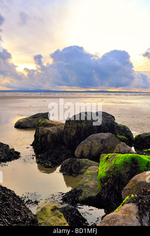 Sonnenuntergang am Strand Co Sligo Enniscrone Irland mit Felsen im Vordergrund Stockfoto