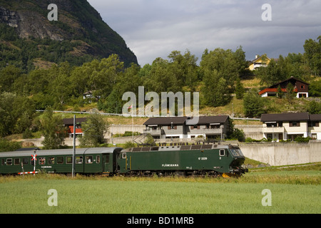 Zug in Flamsdalen Valley Flam Village Sognefjorden westlichen Fjorde Norwegen Skandinavien Stockfoto