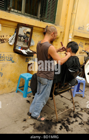 freiem Himmel Barbiere Shop, Straßenszene, Altstadt, Hanoi .vietnam. Stockfoto