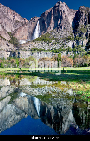 Yosemite Falls wider in Wasserbecken Yosemite National Park in Kalifornien Stockfoto