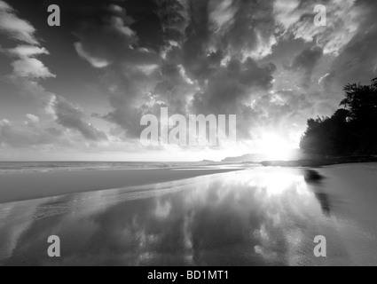 Sonnenaufgang bei Ebbe an Secret Beach Kauai Hawaii Stockfoto