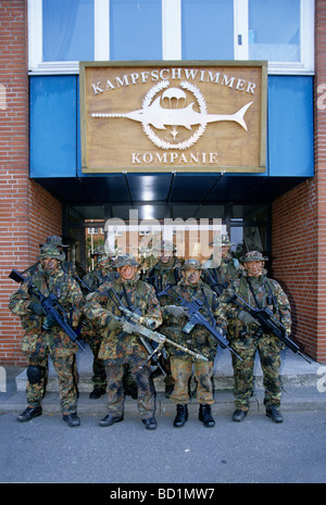 Soldaten der deutschen Special Forces "Kampfschwimmerkompanie" komplett ausgestattet für Feld kämpft vor Baracken, Waffen, Stockfoto