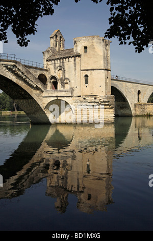 Die Rhône-Pont St. Bénézet Brücke, bekannt aus dem Volkslied Sur le Pont d ' Avignon, Avignon, Provence, Frankreich, Europa Stockfoto