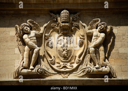 Wappen der Familie Borghese an der Fassade des Hotel des Monnaies in Avignon, Provence, Frankreich, Europa Stockfoto