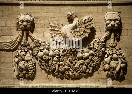 Drachen aus der Borghese Familie Wappen an der Fassade des Hotel des Monnaies in Avignon, Provence, Frankreich, Europa Stockfoto