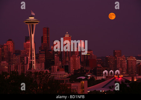 Seattle Skyline der Stadt bei Sonnenuntergang mit Vollmond Stockfoto