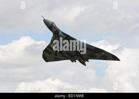 Vulcan XH558 auf ausziehen gegen stürmischen Wolken Stockfoto