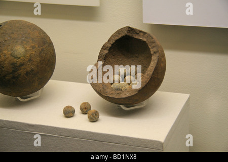 A Anzeige des amerikanischen Bürgerkriegs Artillerie Schalen gemischt und schoss auf Anzeige im Museum der Konföderation, Richmond, VA. Stockfoto