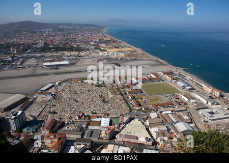 Der Blick aus der großen Belagerung über den Friedhof zum Flughafen und in Spanien. Gibraltar Stockfoto