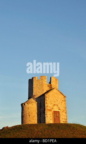 Romanische St. Nicolas (Nicola) Kirche befindet sich auf irden Hügel in Bereichen der Prahulje in der Nähe von Nin in Dalmatien, Kroatien Stockfoto