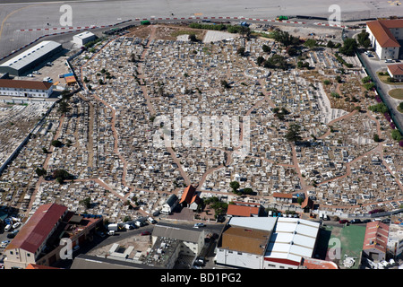 Der Blick aus der großen Belagerung über den Friedhof zum Flughafen und in Spanien. Gibraltar Stockfoto