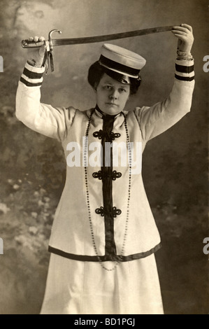 Frau in Band Uniform Schwert hält hohe Stockfoto
