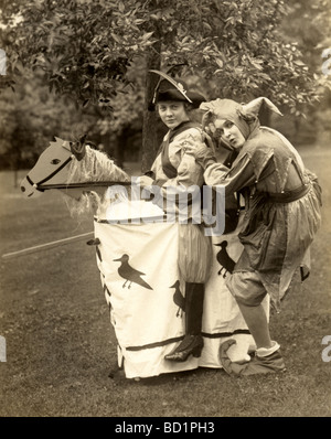 Zwei schöne Frauen Narren in mittelalterlichen Festzug Stockfoto