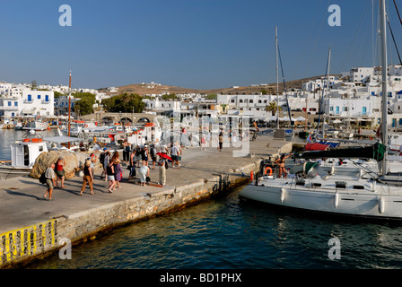 Eine schöne Aussicht auf Hafen und Stadt Naoussa. Naoussa, Paros Insel, Kykladen, Griechenland, Europa. Stockfoto