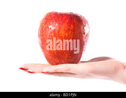 Frau Hand mit nassen roten Apfel isoliert auf weiß Stockfoto