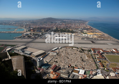 Der Blick aus der großen Belagerung über den Friedhof zum Flughafen und in Spanien. Gibraltar Stockfoto