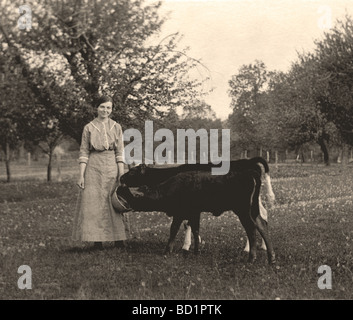 Frau paar junge Kühe füttern Stockfoto
