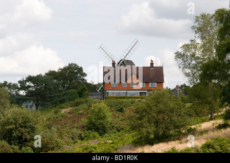 Reigate Heath Golf Club Clubhaus und Windmühle Surrey England Stockfoto