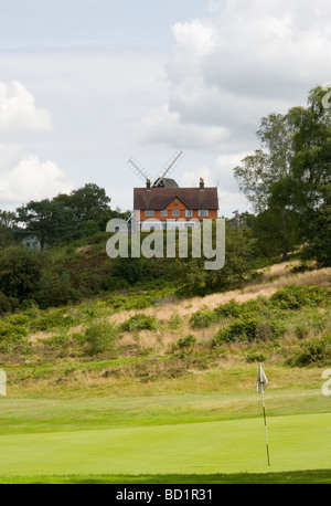 Reigate Heath Golf Course Clubhouse und Windmühle Surrey England Stockfoto