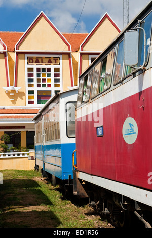 Erhaltener Bahnhof mit Dieseltriebwagen, die Da Lat nach Thap Cham Railway, Da Lat, Central Highlands, Vietnam Stockfoto