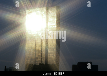 Sonne reflektiert moderne Gebäude Stockfoto