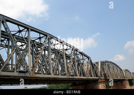 Eisenbahnbrücke an der Po-Fluss-Piacenza-Italien Stockfoto