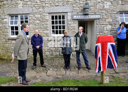 Graf und Gräfin von Wessex enthüllen die Gedenktafel außerhalb Marisco Taverne auf ihre königlichen Besuch Lundy Island, Bristol Channel, Devon Stockfoto