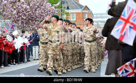 Nord-Devon Sitz Kommando-logistisches Regiment Truppen nach Hause kommenden Parade durch Stadtzentrum Barnstaple, Devon, UK Stockfoto