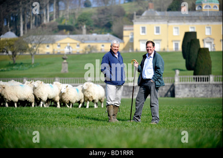 Schäfer David Kennard und North Devon Hospiz Vorstandsvorsitzender Gordon Lester starten UK National Sheepdog Trial in Filleigh Devon Stockfoto