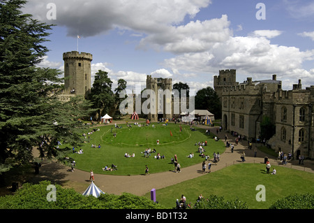 Blick auf Hof, Torhaus und Kerls Tower an der mittelalterlichen Warwick Castle, Warwickshire, England, UK Stockfoto