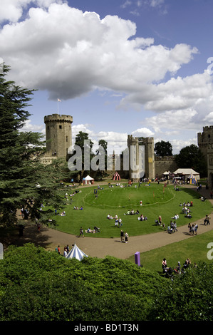 Blick auf Hof, Torhaus und Kerls Tower an der mittelalterlichen Warwick Castle, Warwickshire, England, UK Stockfoto