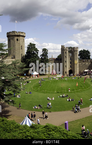 Blick auf Hof, Torhaus und Kerls Tower an der mittelalterlichen Warwick Castle, Warwickshire, England, UK Stockfoto