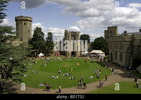 Blick auf Innenhof, Kerls Turm und Torhaus an der mittelalterlichen Warwick Castle, Warwickshire, England, UK Stockfoto