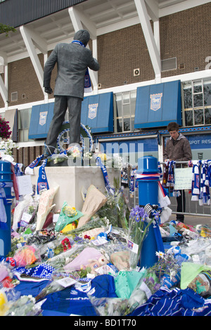 Ein Fan zahlt seinen Respekt an der Statue von Sir Bobby Robson außerhalb Ipswich Town Football Ground, Portman Road, Ipswich, Suffolk Stockfoto