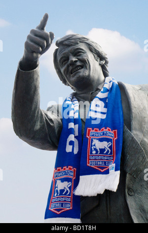 Statue von Sir Bobby Robson Outsde Ipswich Town FC Stadion an der Portman Road, Ipswich Stockfoto