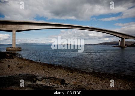 Die Skye-Brücke, die Kyle of Lochalsh auf dem Festland und der Insel Skye in Schottland verbindet Stockfoto