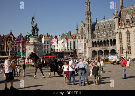 Wagen mit Touristen auf dem Grote Markt Platz mit Provinciaal Hof Provincial Gerichtsgebäude in Brügge Stockfoto