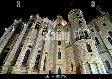 Spanien, Astorga: Inful Palast von Antonio Gaudí bei Nacht Stockfoto